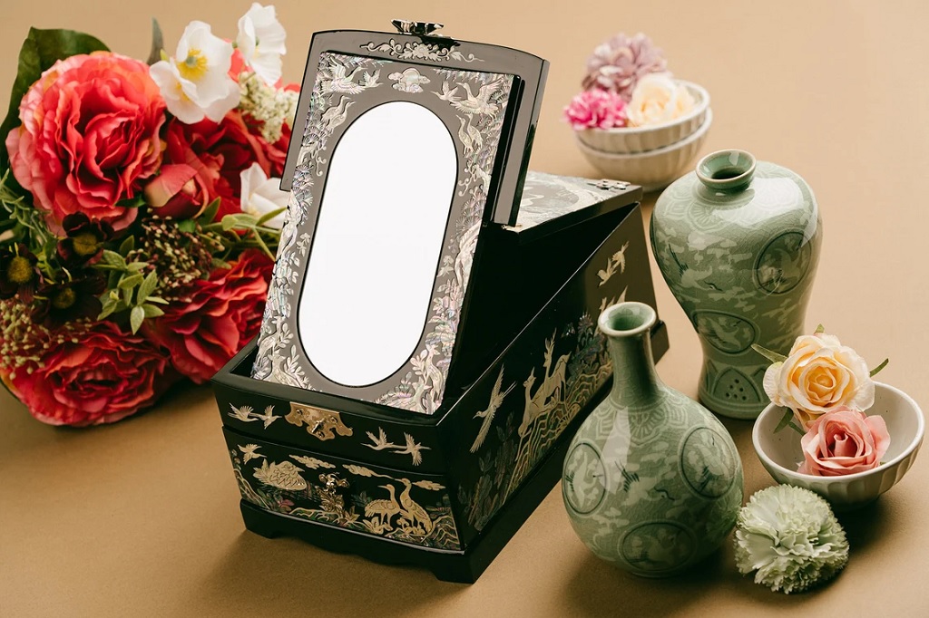 Lingua Asia_Etsy_Folding Mirror with Drawer