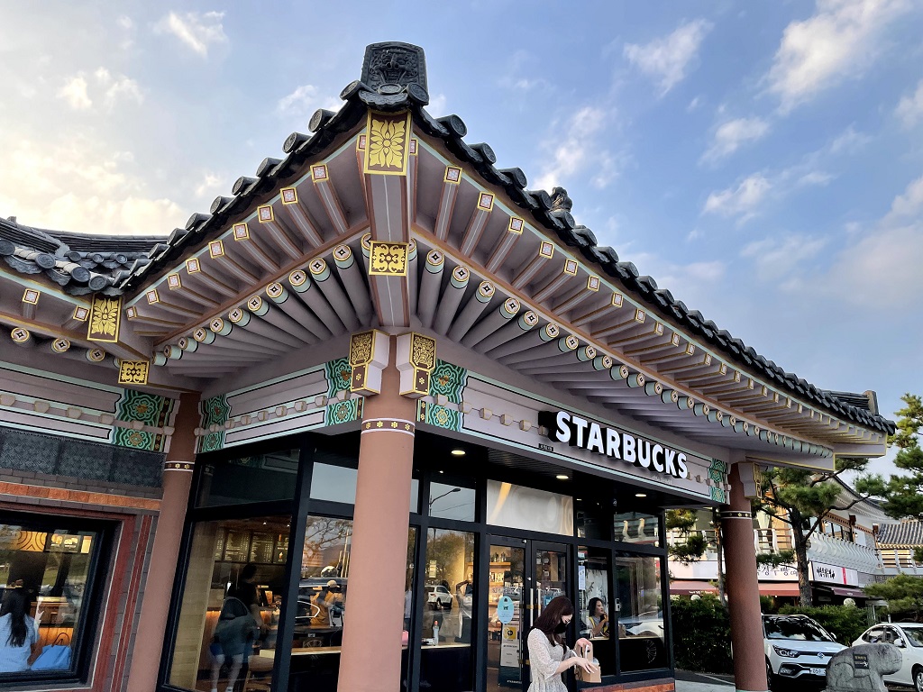 Lingua Asia_Hanok Starbucks_Gyeongju
