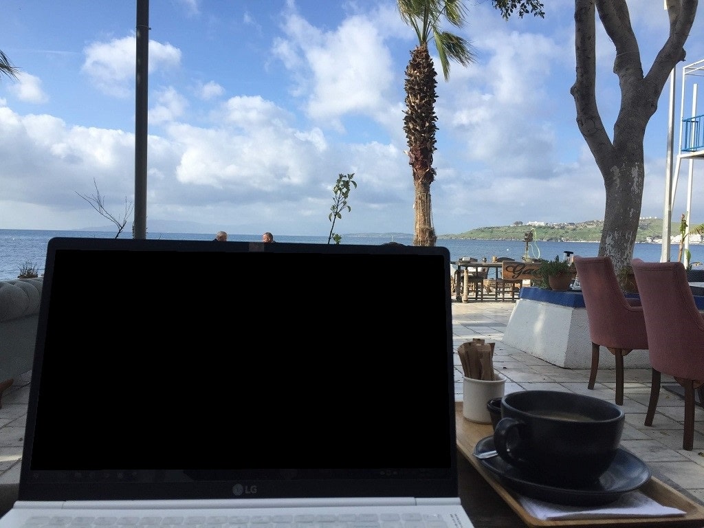 Lingua Asia_Laptop_Beach Cafe