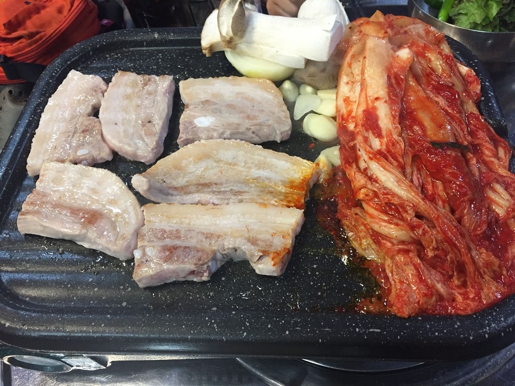 Lingua Asia_samgyeopsal (pork belly) with kimchi