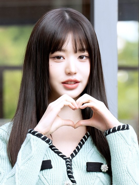 Linguasia Jang Won-young Korean finger heart
