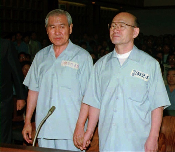 Roh Tae-woo and Chun Doo-hwan at court